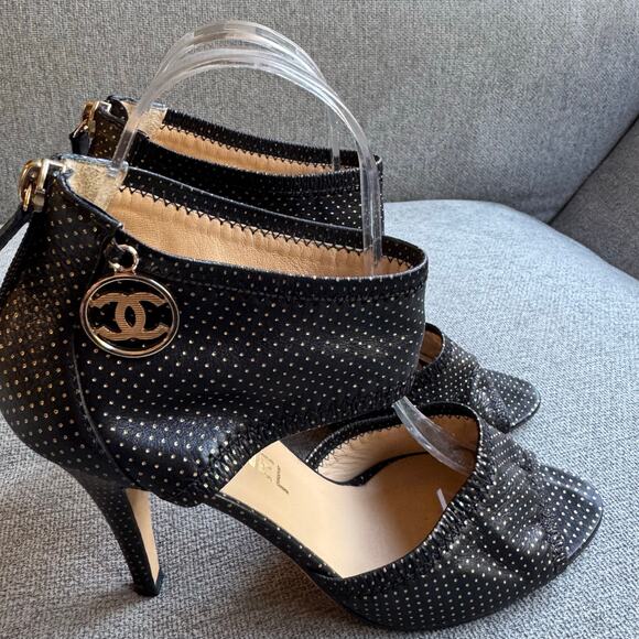 Chanel Black Leather Metallic Polka Dot Peep Toe Sandals Leather Sz 38 US 7.5/8 - Picture 2 of 16